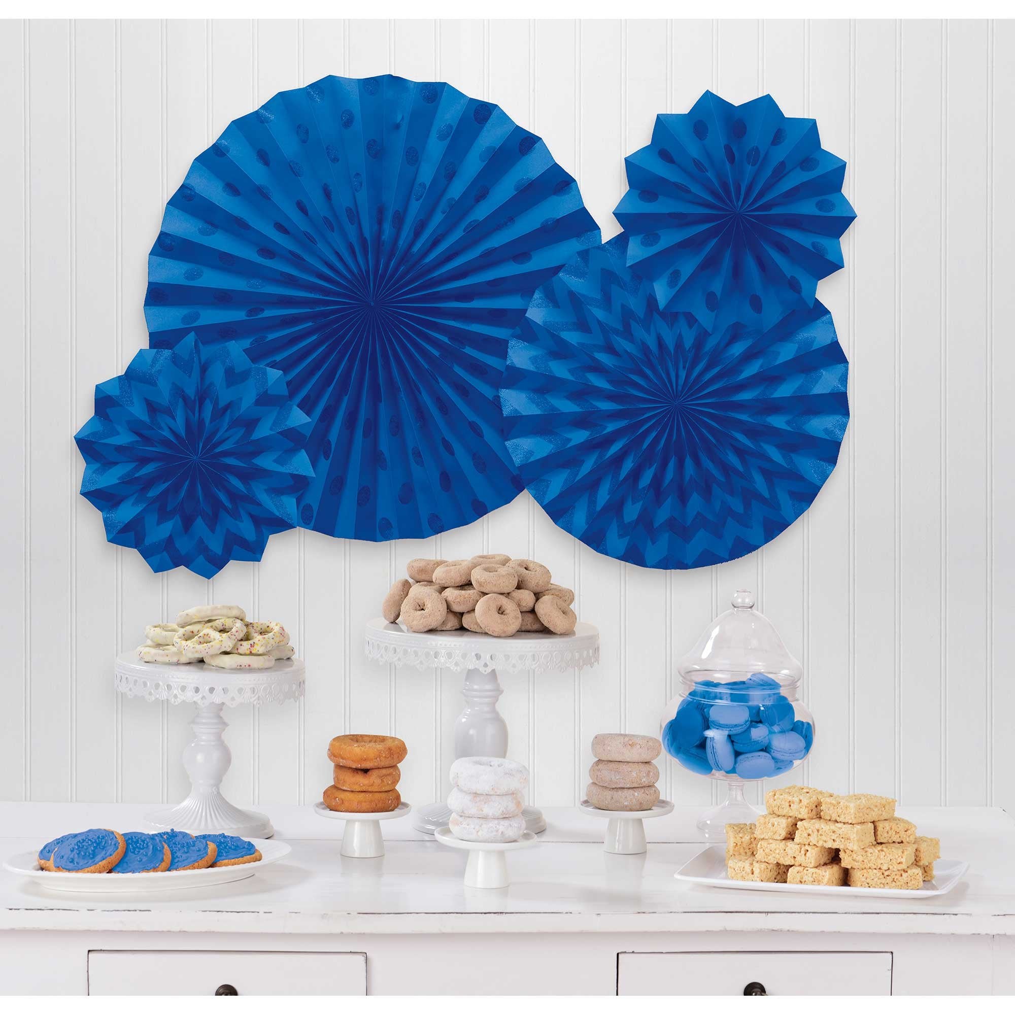 Party Empress' Blue collection infuses any celebration with elegance and tranquility, featuring a versatile range of blue-themed items